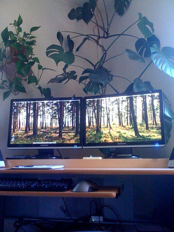 Eric's main workstation, powered by Ubuntu Linux.